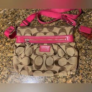 Coach Poppy Signature Canvas Strap Heart Zipper Beige/Pink CrossBody Bag